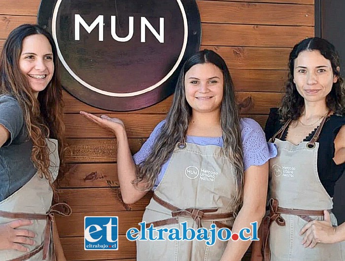 De izquierda a derecha: Wilamen Ortiz, Indira Ortiz y Massiel Araya Arriagada, chef y socia fundadora del Mercado Urbano Natural.