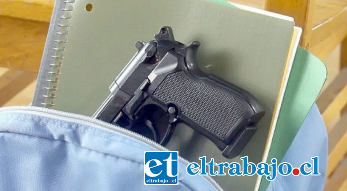 En el interior de la mochila de la mujer se encontró una pistola 9 milímetros con su munición. (Imagen referencial)