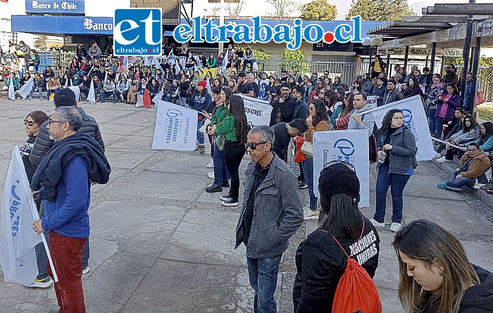 Alguna de las demandas más importantes, tienen que ver con saldar la ‘deuda histórica’, bono de incentivo al retiro y el término de la jornada escolar completa.