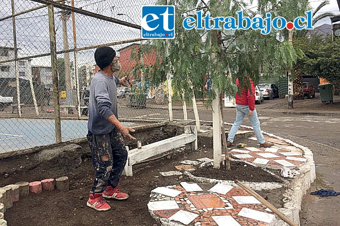 René Ahumada junto al trabajo que realiza en el entorno de la cancha de Villa Departamental.