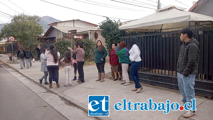 Momento en el que los delincuentes huyen con el vehículo de la mujer.