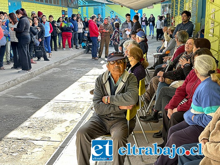 Largas esperas tuvieron que soportar vecinos en la Escuela 21 de Mayo.