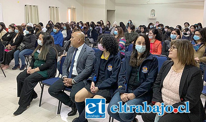 Capacitación realizada junto al Liceo América de Los Andes, con 20 docentes, 60 estudiantes, 10 apoderados, más los asistentes de la educación.