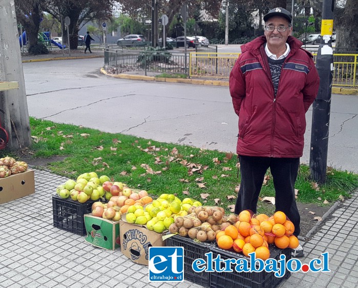 Aladino Vargas con sus productos en venta, donde las papas brillan por su ausencia.