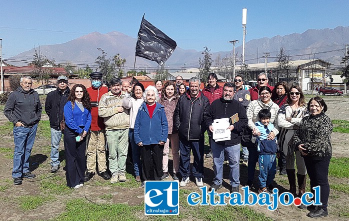 Acá vecinos del Barrio Miraflores que reunieron para manifestar su descontento por el proyecto de un Centro Gastronómico.