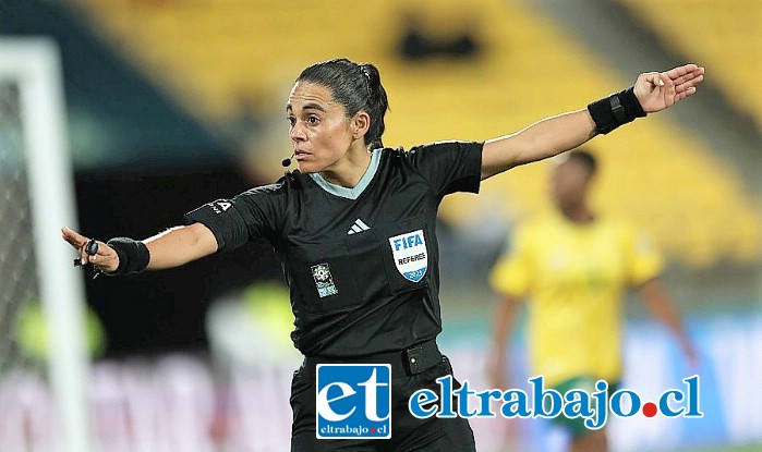 María Belén Carvajal impartiendo justicia en un duelo del Mundial de Oceanía.