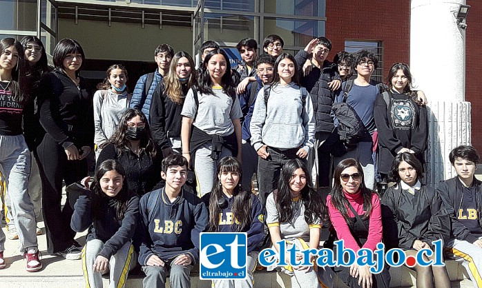 Los alumnos del tercer año medio A, junto a su profesora Carolina Hidalgo Benavente, posando para nuestro medio en la entrada al edificio de los tribunales.