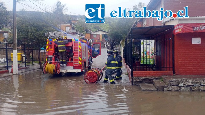 Bomberos y equipos municipales trabajaron para evitar que el agua ingresara a las viviendas.