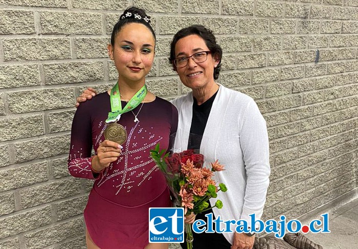 Florencia Aguilera junto a su fiel compañera y madre, Paula Donoso.