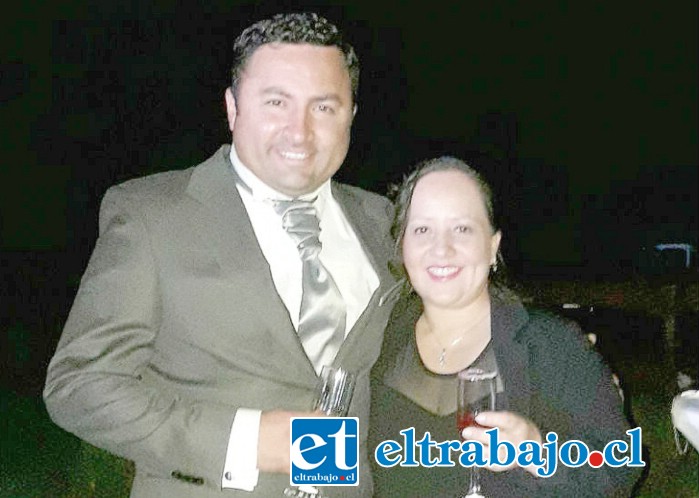 El Cabo 1º Luis Montoya Soto junto a su esposa Caroline Carvacho.