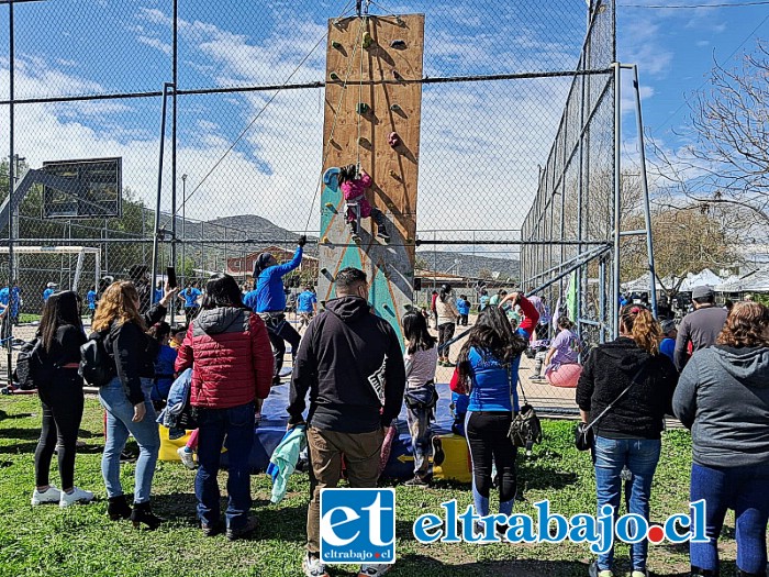 Una mañana deportiva inolvidable se vivió este sábado en la Multicancha de Villa Sol del Valle, en el sector Las Cadenas de la comuna de Santa María.