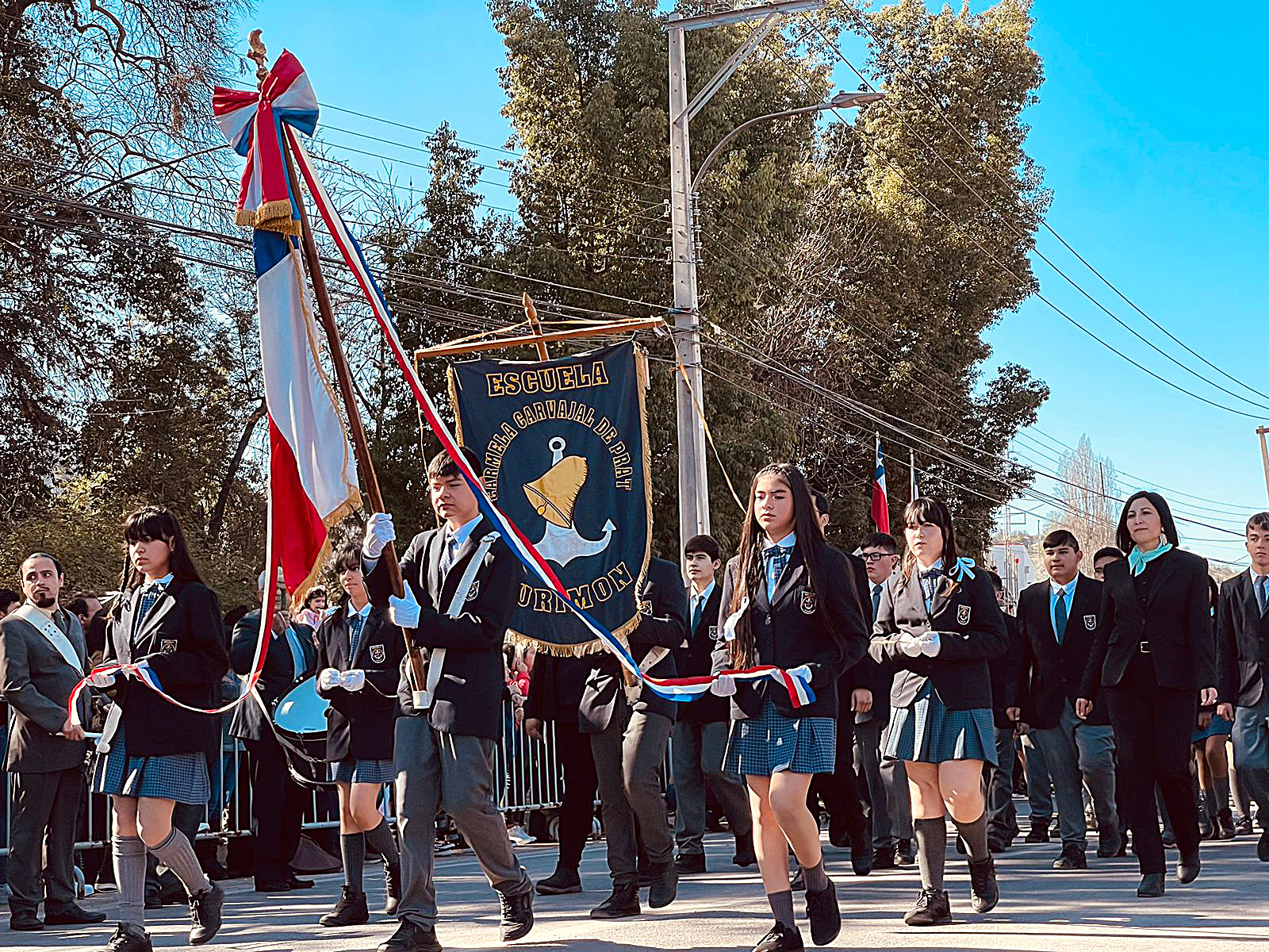 Establecimientos educacionales desfilaron en Curimón.