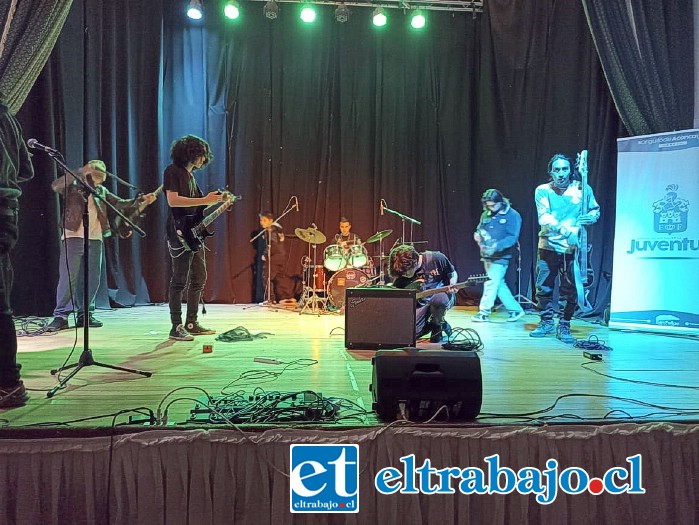 Banda preparándose para presentarse ante el público del Teatro Roberto Barraza Moreno.