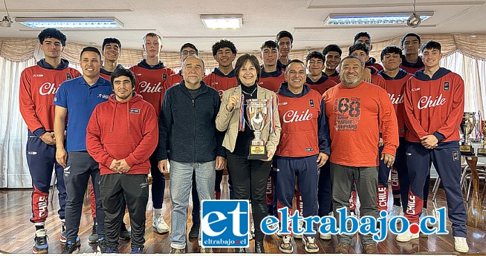 La alcaldesa Carmen Castillo junto a los concejales Ricardo Covarrubias y Guillermo Lillo, recibieron en el Salón de Honor Municipal al representativo nacional que es dirigido técnicamente por el profesor sanfelipeño Felipe Rodríguez Viveros.