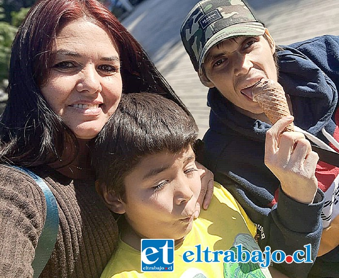 Óscar junto a su madre Cristina y su hermano menor.