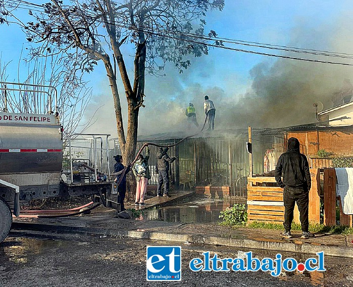 Bomberos y vecinos trabajaron arduamente en el combate del siniestro.