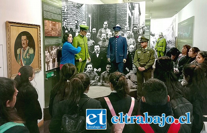 La evolución de los uniformes de la institución fue una de las temáticas que más llamó la atención de los jóvenes.