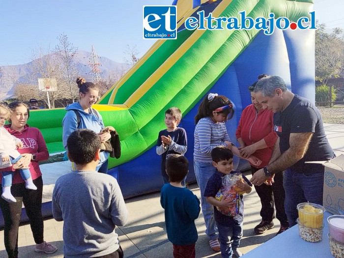 Entrega de bolsa de dulces, potes de cabritas y de algodón de azúcar.