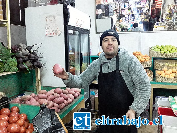 Juan Godoy nos muestra una papa en su local.