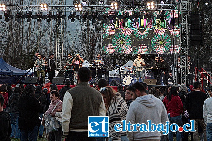 ‘La Sonora Barón’ animó la velada con su contagioso ritmo.