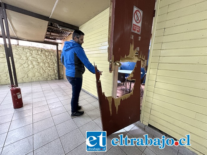 El delegado municipal de Curimón, José Luis Mardini, junto a la puerta que fue destruida por el delincuente.