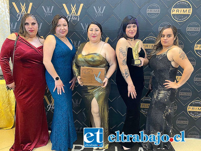 Al centro, de vestido dorado, Jessica Rodríguez junto a su asistente Viviana Flores (de vestido azul), junto a uno de los galardones.