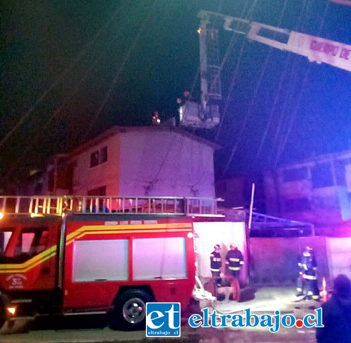 Bomberos investiga las causas del fuego, en tanto algunos testigos reportan haber visto a tres sujetos arrancando. (Foto Fernando Villanueva)