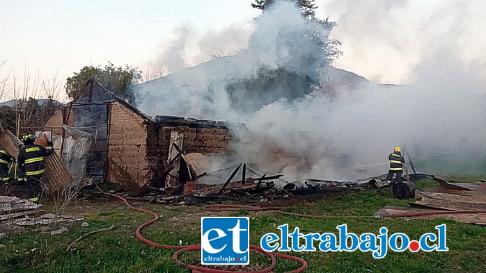 Incendio destruyó por completo una vivienda en la que se almacenaba madera.