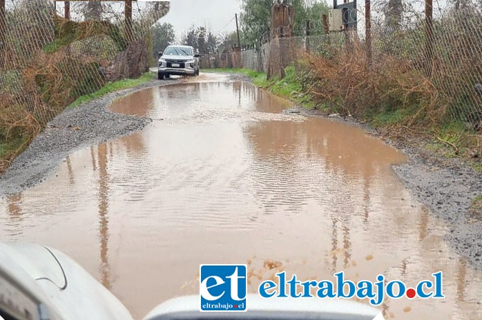 En San Felipe se registraron anegamientos en diversos puntos, aunque nada dramático. En la imagen, enviada por un lector, se aprecia Benigno Caldera a la altura de las posas.