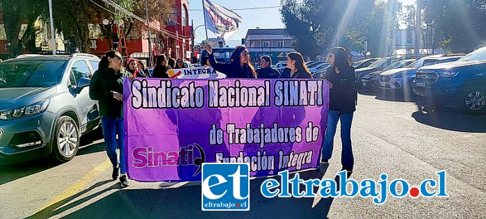 Trabajadoras de la Fundación Integra marcharon por la Plaza de Armas de San Felipe.