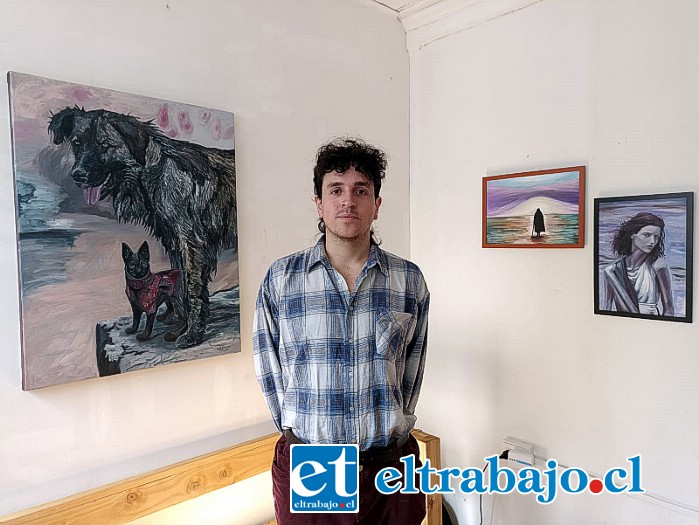 El pintor local, Felipe Marín Araya, con algunas de sus obras que estará presentando este sábado.