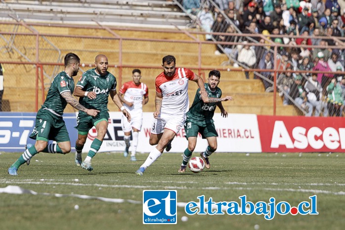 José Pablo Monreal intenta sortear el férreo sistema defensivo de los porteños (Foto: Jaime Gómez Corales)