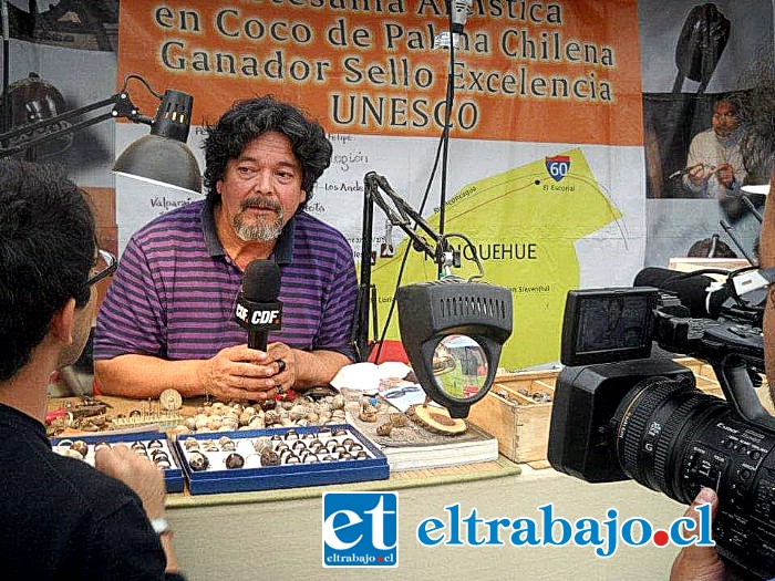 Víctor Lucero, ‘Vilu’, en su stand de trabajo siendo entrevistado por un medio de comunicación, antiguo CDF.