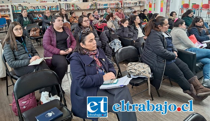 De izquierda a derecha, con chaqueta burdeos, Constanza Núnez, psicóloga del centro. A su lado Yaritza Espinoza, asistente social que lidera equipo multidisciplinario.