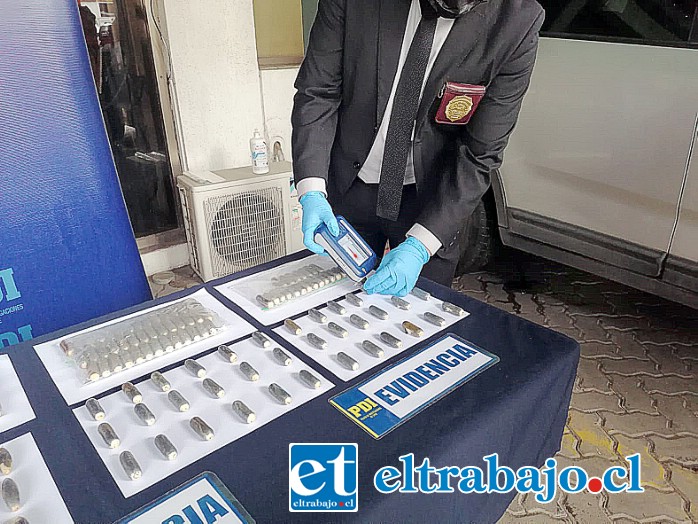 Un total de 201 ovoides con droga traían ocultos al interior de sus cuerpos los dos bolivianos detenidos.