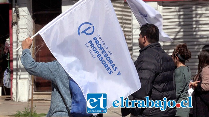 Docentes de San Felipe marcharon por la ciudad en esta primera jornada de paro nacional del gremio.