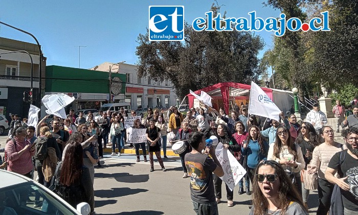 Los profesores llegaron hasta el frontis de la Municipalidad a entregar una carta a la alcaldesa.