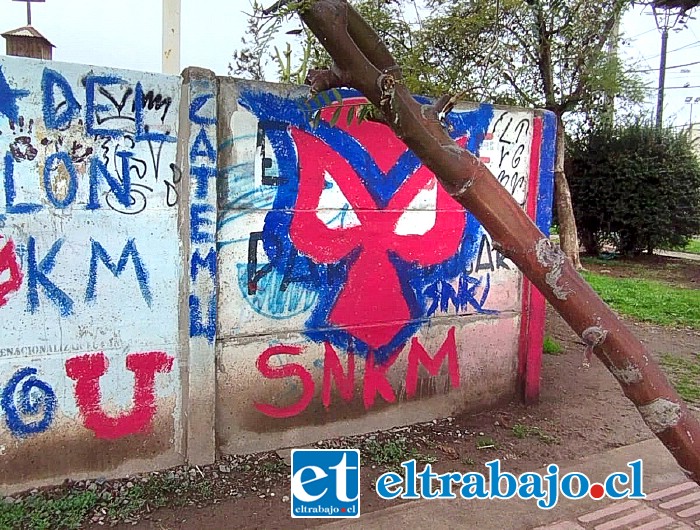 Paredes pintadas con el búho característico del club de fútbol.