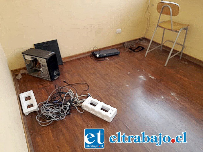 Sólo algunos elementos quedaron en la caseta donde estaban los equipos tecnológicos de las cámaras de seguridad.