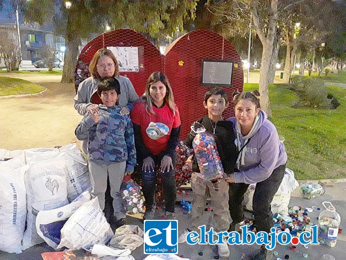 De izquierda a derecha: Sara, Scarlett y Valeria este día lunes en la noche sacando las tapitas en Avenida Yungay con Chacabuco, junto a sus hijos.