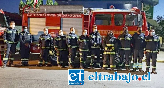 Parte de los voluntarios de la Tercera Compañía ‘Bomba Tocornal’, quienes están celebrando 5 años de existencia.