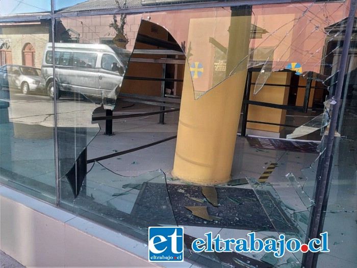 Con los vidrios destruidos está el gimnasio que cerró hace meses.