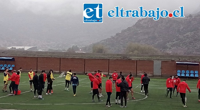 Durante la semana el equipo albirrojo debió entrenar bajo la lluvia.