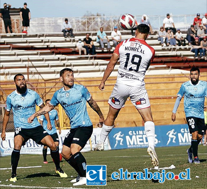 Juan Pablo Monreal cabecea en el aire, ante la atenta mirada de los ‘Dragones Celestes’.