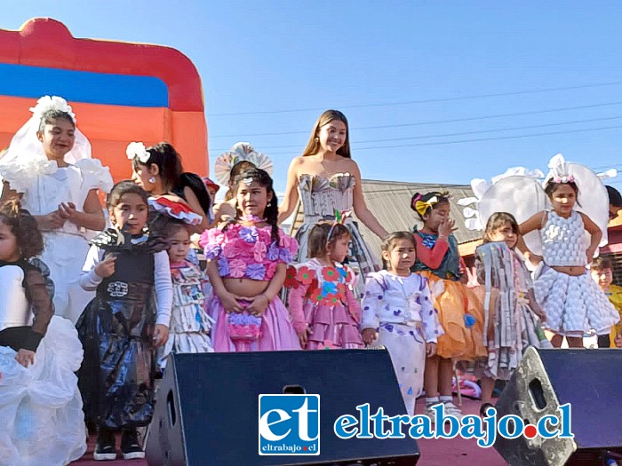 Las niñas protagonizaron un glamoroso desfile de modas con vestidos confeccionados con material reciclable.