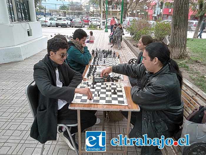 Un grupo de jóvenes jugando una partida a un costado del odeón en la Plaza de Armas de San Felipe.