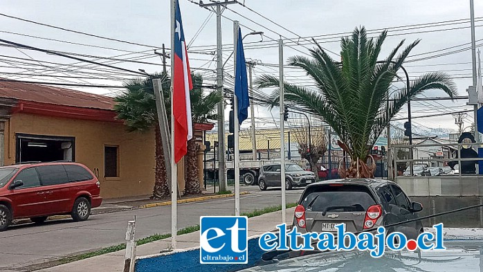 Tal como se aprecia en la imagen, a la derecha luce un mástil vacío, luego que un antisocial se robara una bandera chilena.