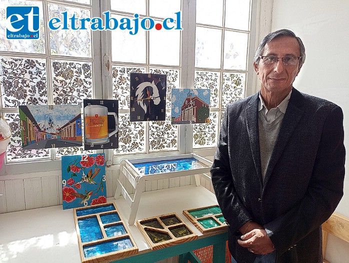 El artista Julio Rojas Meneses, junto algunos de sus relojes confeccionados con resina epóxica. Se estará presentando este viernes 15 de septiembre en ‘Casa Negra’.