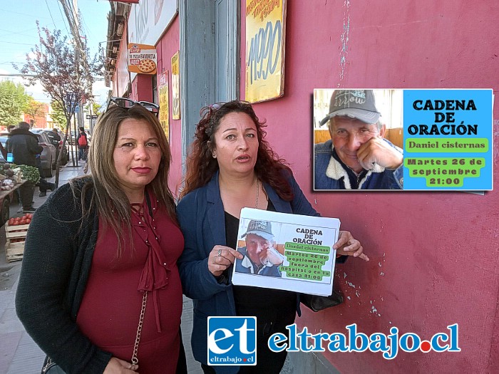 Sus amigas Joanna y Elizabeth junto al cartel donde piden la cadena de oración para su amigo ‘Tolita’.