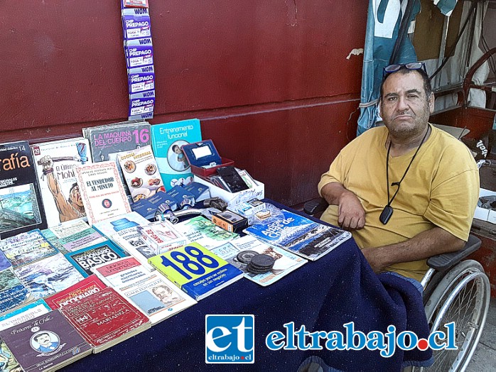 Willy en su lugar de trabajo frente al Liceo de Hombres ubicado en calle Santo Domingo.